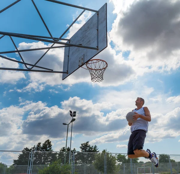 Jogador Basquete Pulando Para Aro Sob Céu Nublado — Fotografia de Stock