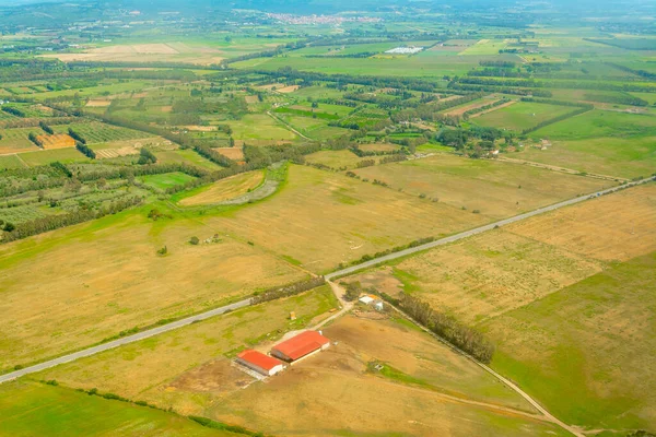 İtalya, Sardunya 'daki yeşil ve sarı tarlaların havadan görünüşü