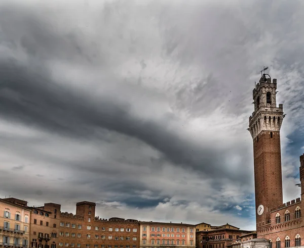 シエナの世界的に有名なカンポ広場の上に劇的な空 イタリアのトスカーナ州 — ストック写真