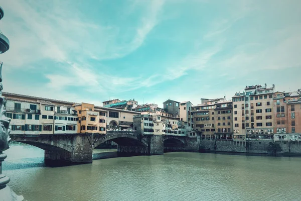 Dünyaca ünlü Ponte Vecchio Floransa 'daki Arno nehrinin üzerinde. Toskana, İtalya