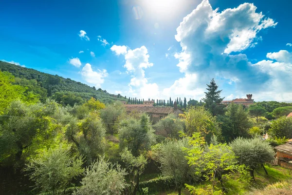 Tuscany kırsalında güneş parlıyor, İtalya