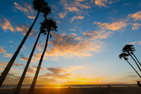 Заході Сонця Над Берегом Ньюпорт Біч Здіймається Яскраве Небо Каліфорнія — стокове фото