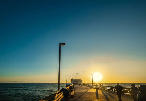 Günbatımında Newport Sahili Rıhtımındaki Insanlar Kaliforniya Abd — Stok fotoğraf