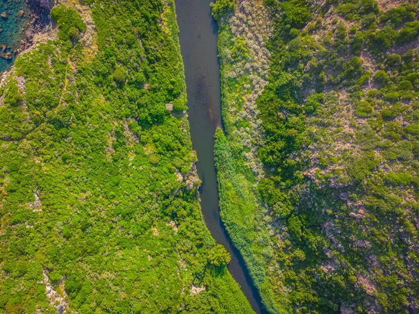 Mannu nehrinin yeşil bitkilerle çevrili havadan görüntüsü. Sardunya, İtalya