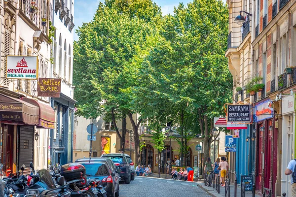 Paris, FR - 07 Temmuz 2018: Güneşli bir günde Montmartre 'de şehir hayatı