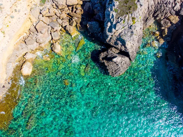 Turkuaz denizli Alghero kayalık kıyılarının havadan görünüşü. Sardunya, İtalya