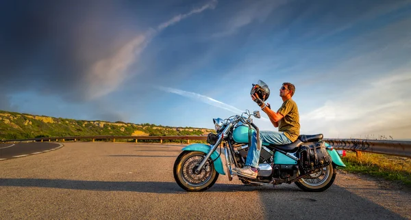 Motociclista Uma Motocicleta Clássica Segurando Capacete Preto Pôr Sol — Fotografia de Stock