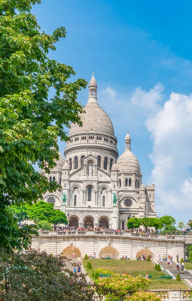 Paris, Fransa - 07 Temmuz 2018: Montmartre mahallesindeki Sacre Coeur katedrali üzerindeki bulutlar