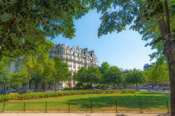 Paris França Julho 2018 Elegante Edifício Árvores Verdes Centro Paris — Fotografia de Stock