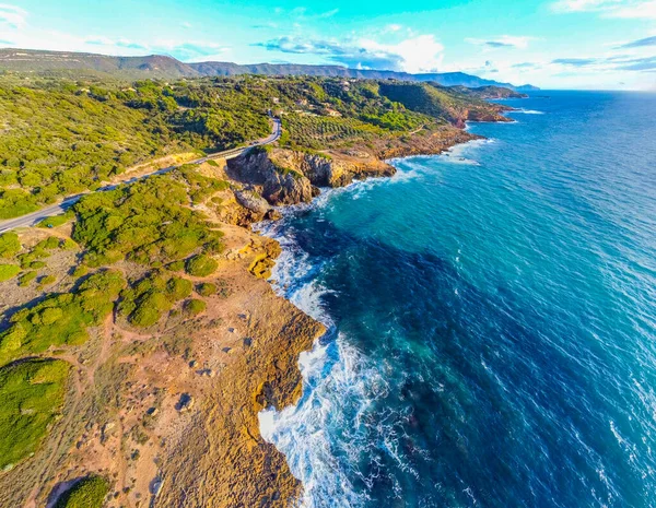 Gün batımında Alghero kayalık sahilinin havadan görüntüsü. Sardunya, İtalya