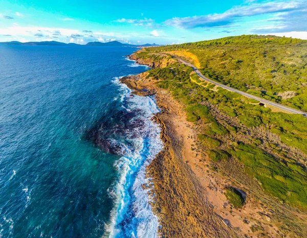 Gün batımında Alghero kayalık kıyısında mavi deniz. Sardunya, İtalya