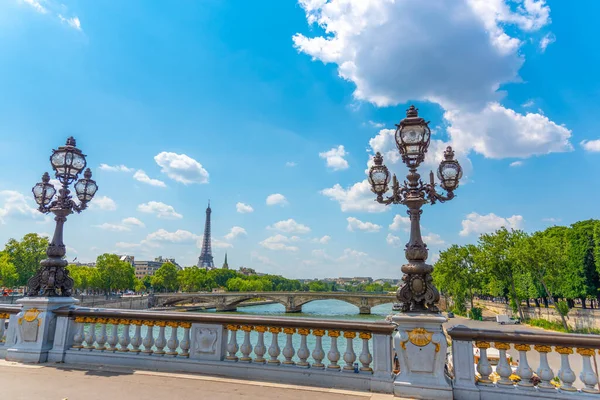 Alexander III, bulutlu bir gökyüzünün altında köprü. Paris, Fransa