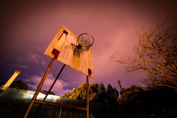 Antiguo Aro Baloncesto Patio Trasero Por Noche — Foto de Stock