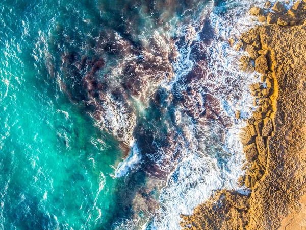 荒波の空中ビューは 岩の海岸に対してクラッシュします サルデーニャ イタリア — ストック写真