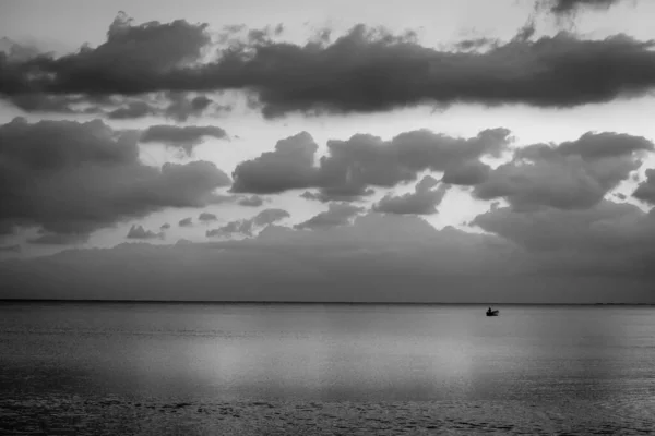 Ψαράς Μόνος Στη Θάλασσα Ηλιοβασίλεμα Σαρδηνία Ιταλία Ασπρόμαυρο Αποτέλεσμα — Φωτογραφία Αρχείου