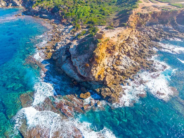 Porto Ferro kulesi yukarıdan görüldü. Sardunya, İtalya