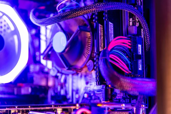 Masaüstü bilgisayarında RGB ışıkları olan bilgisayar kablolarını kapat