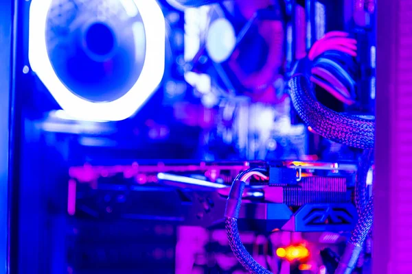 Masaüstü bilgisayarında RGB ışıkları olan bir grafik kartını kapat