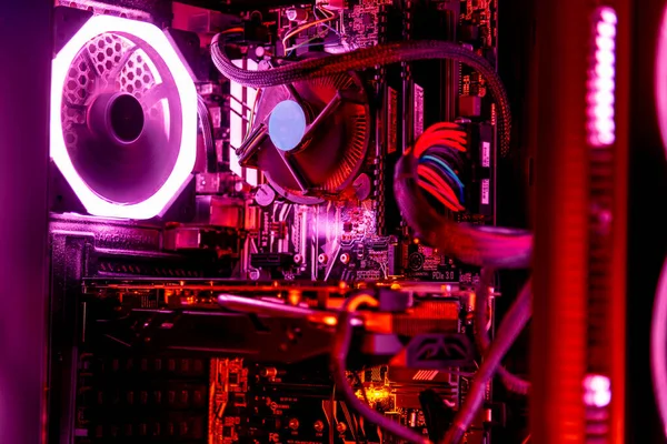 Egy Asztali Számítógép Közelsége Rózsaszínű Fényekkel — Stock Fotó