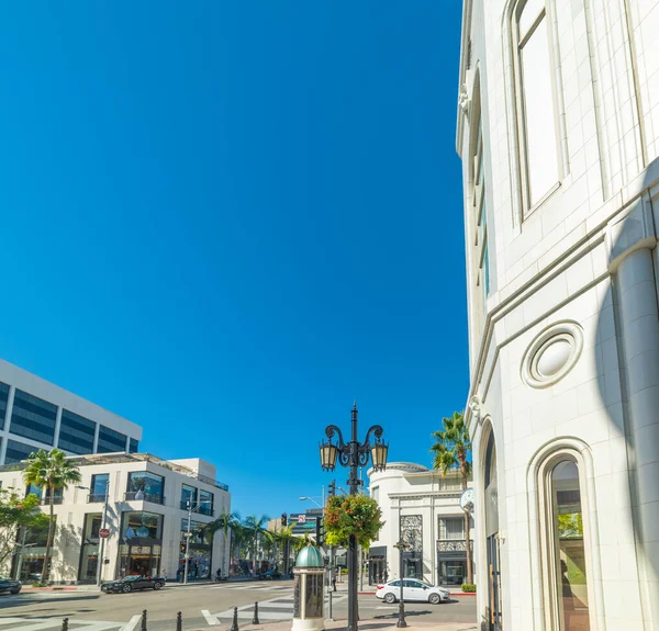 Beverly Hills 'te mavi gökyüzünün altında dünyaca ünlü Rodeo Drive. Kaliforniya, ABD