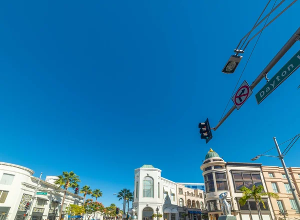 Los Angeles 'taki dünyaca ünlü Rodeo Drive üzerinde mavi gökyüzü. Kaliforniya, ABD
