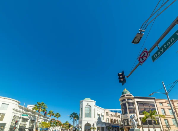 ロサンゼルスで世界的に有名なロデオドライブの青い空 カリフォルニア アメリカ — ストック写真