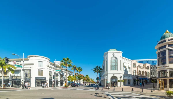 Beverly Hills, ABD - Kasım 02, 2016: Dünyaca ünlü Rodeo Drive 'da şehir hayatı