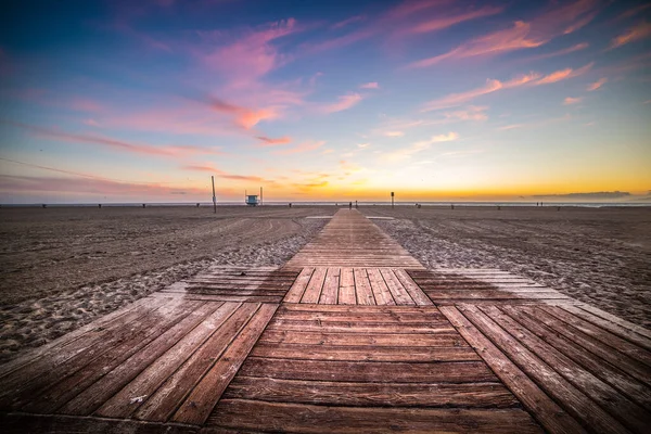Passerella Legno Sulla Sabbia Della Spiaggia Santa Monica Tramonto California — Foto Stock
