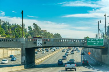 Santa Barbara ve Los Angeles arasındaki Pasifik Sahil Otobanı trafiği. Kaliforniya, ABD