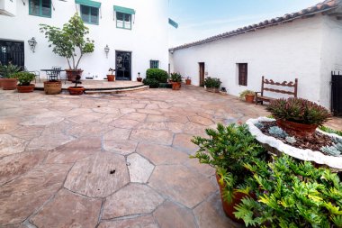 Santa Barbara 'nın eski kasabasındaki resim bahçesinde. Kaliforniya, ABD