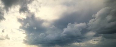 İtalya 'da kışın gün batımında kara bulutlar