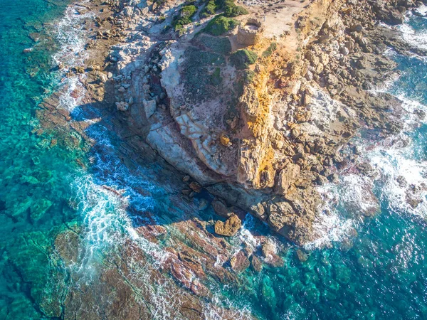 Güneşli bir günde yukarıdan görülen Porto Ferro kulesi. Sardunya, İtalya