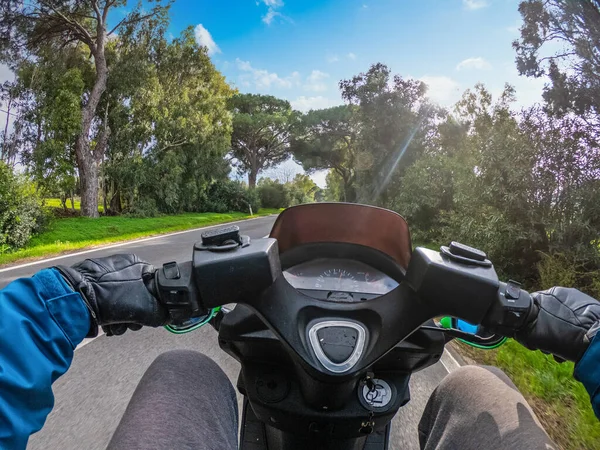 Vista Primeira Pessoa Homem Uma Scooter Andando Uma Estrada Rural — Fotografia de Stock