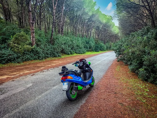 Talya Sardinya Bir Kır Yolunun Kenarına Park Edilmiş Renkli Scooter — Stok fotoğraf