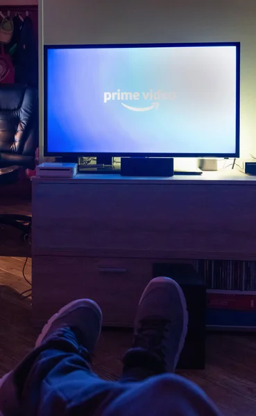 Alghero Ita 2021年12月1日 アマゾンプライムビデオを自宅のリビングルームで夜間視聴する男 — ストック写真