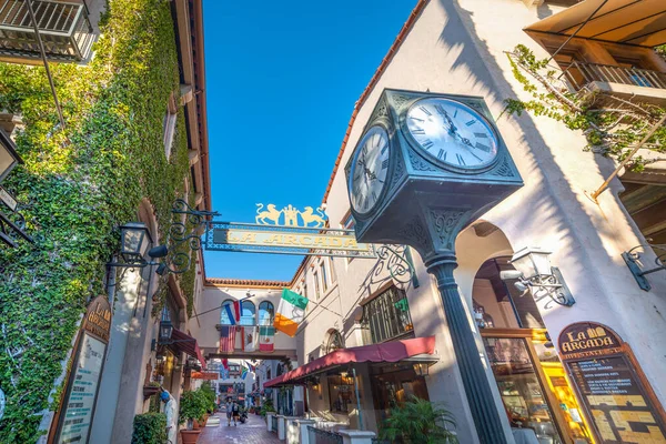 Santa Barbara, ABD - 26 Ekim 2016: Santa Barbara şehir merkezindeki La Arcada Plaza alışveriş merkezi