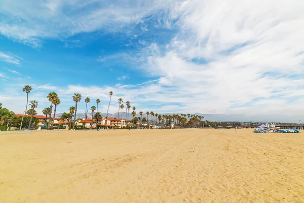 Santa Barbara 'daki doğu sahili bulutlu bir gökyüzünün altında. Kaliforniya, ABD