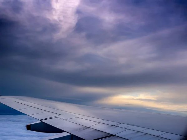 Verkehrsflugzeug Fliegt Wolkenverhangenen Himmel Bei Sonnenuntergang — Stockfoto