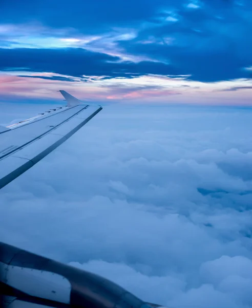 Samolot Komercyjny Przelatujący Nad Zachmurzonym Niebem Zachodzie Słońca — Zdjęcie stockowe