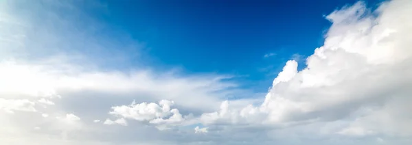 Голубое Небо Огромными Облаками Зимой Италии — стоковое фото