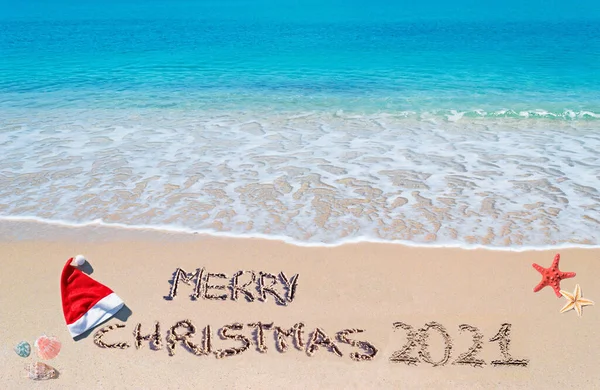 Chapeau Père Noël Joyeux Noël 2021 Écrit Sur Une Plage — Photo