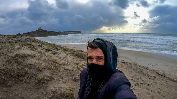 Чоловік Приймає Селфі Пляжі Під Час Вітряного Холодного Заходу Сонця — стокове фото