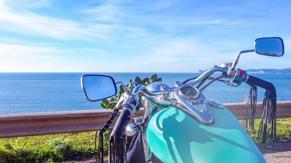 Moto Classica Parcheggiata Vicino Mare Una Giornata Sole — Foto Stock