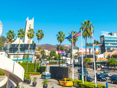 Los Angeles, ABD - 02 Kasım 2016: Mavi gökyüzü altında Hollywood DVD 'si