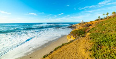 Güneşli bir günde La Jolla kıyısında mavi deniz. Kaliforniya, ABD