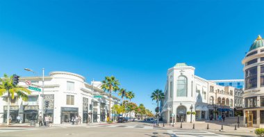 Beverly Hills, ABD - 02 Kasım 2016: Güneşli bir günde Rodeo Drive 'da şehir hayatı