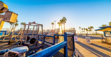 Venice Beach, ABD - 3 Kasım 2016: Gün batımında gökyüzü altında dünyaca ünlü Muscle Beach