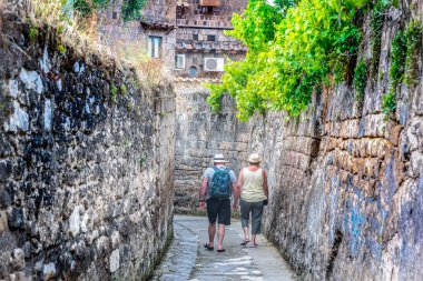 Sorrento, ITA - 23 Mayıs 2018: Sorrento 'da dar bir sokakta iki turist