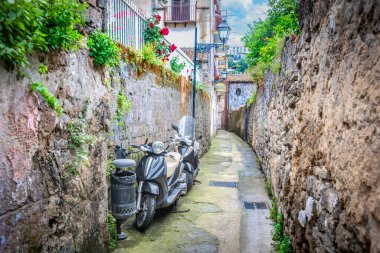 Scooterlar dünyaca ünlü Sorrento, İtalya 'da dar bir arka sokağa park edilmiş.