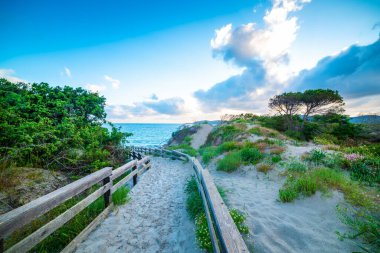Gün batımında Maria Pia sahilinde denize giden yol. Sardunya, İtalya